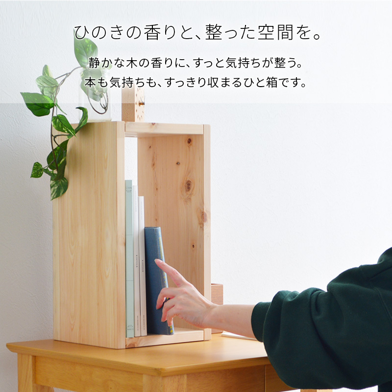 ブックシェルフから本を取り出す女性