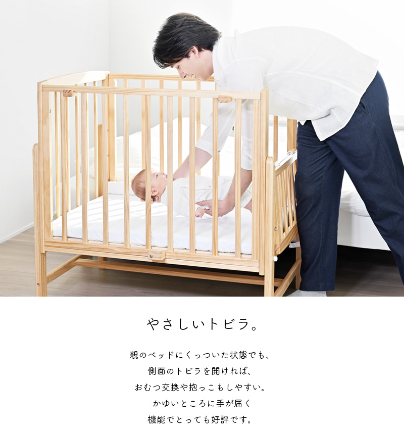 赤ちゃんのお世話をするパパ