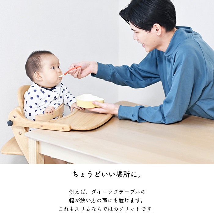 赤ちゃんに食事をさせる男性